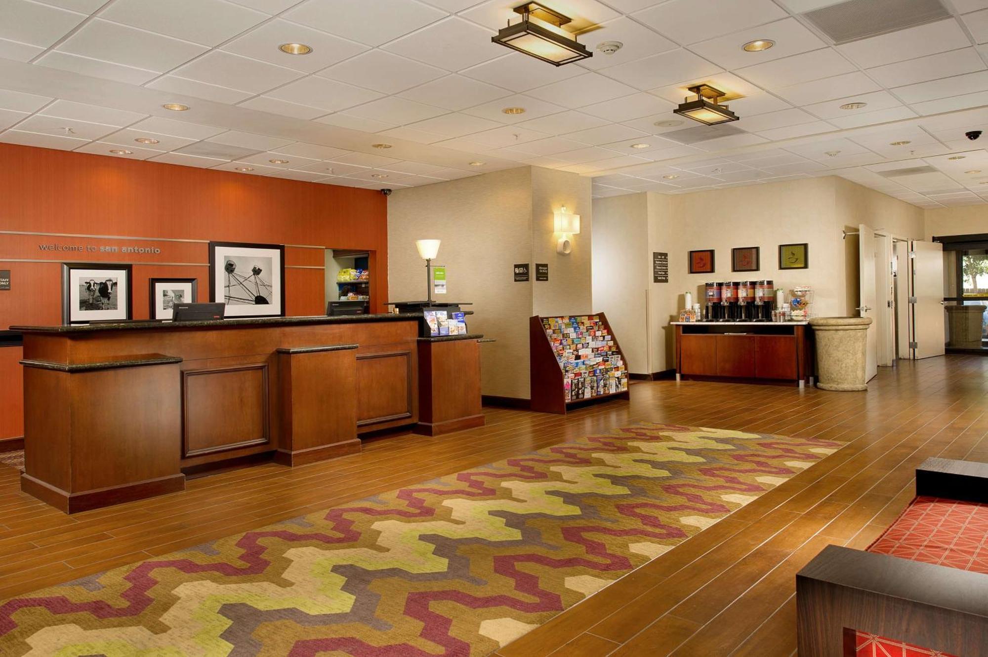 Hampton Inn And Suites San Antonio Airport Eksteriør billede